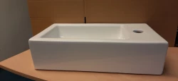 OUTLET Blusani Flow Fountain, glossy white ceramic, right-facing, 45x26x13cm