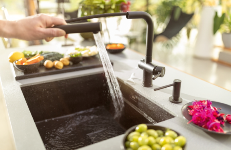 Franke Active Twist Single-Lever Mixer Tap Black with Pull-Out Spout and Integrated Waste Control 115.0669.769