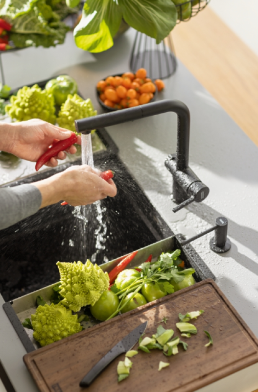 Franke Active Twist Single-Lever Mixer Tap Black with Pull-Out Spout and Integrated Waste Control 115.0669.769