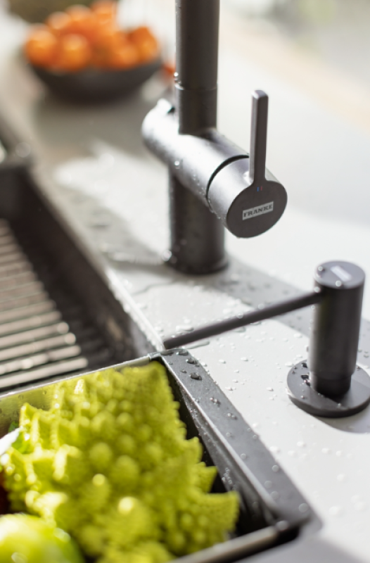 Franke Active Twist Single-Lever Mixer Tap Black with Pull-Out Spout and Integrated Waste Control 115.0669.769